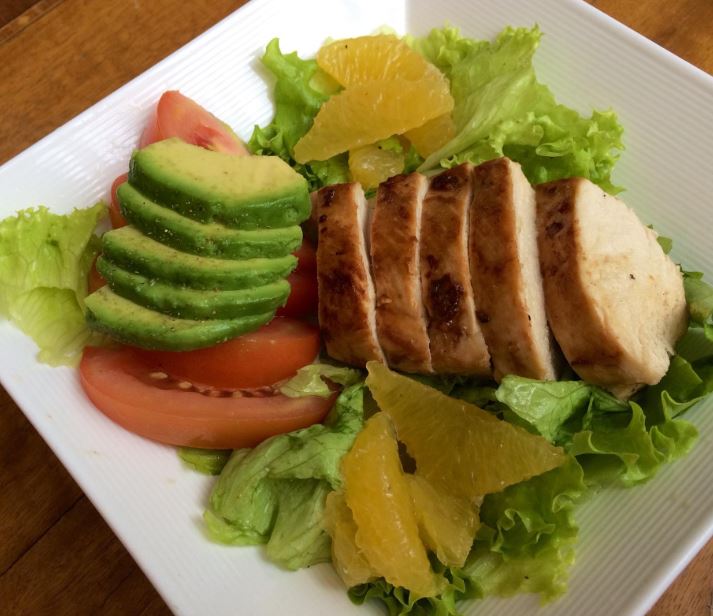 Rica ensalada de pollo con jengibre