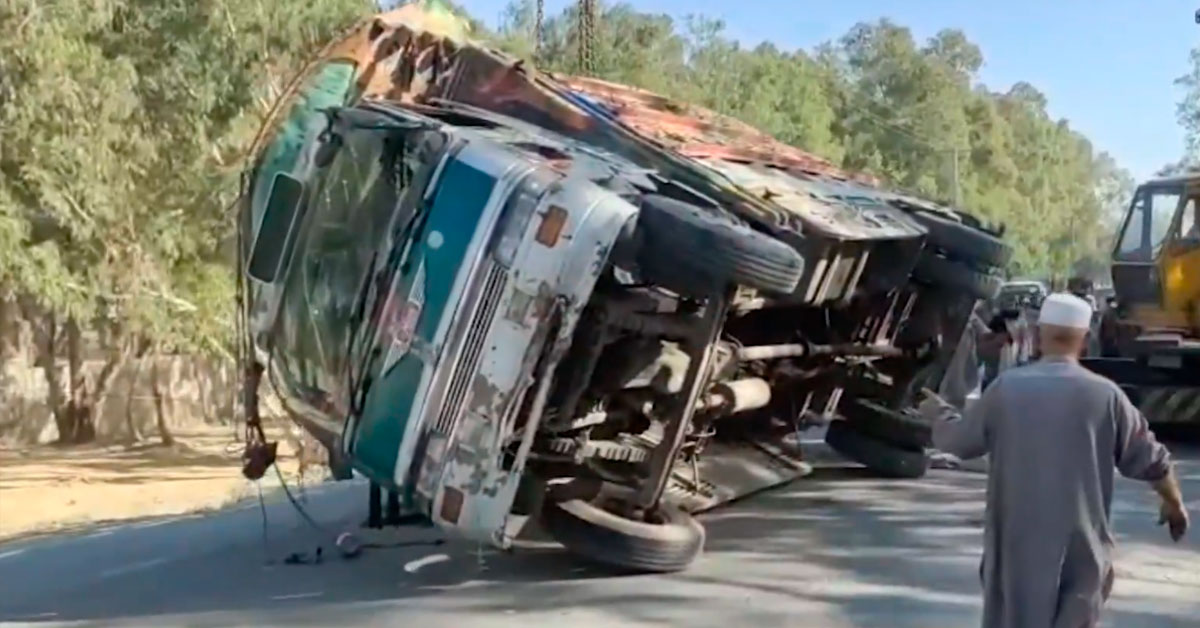 Tragedia tras volcadura de camión: Reportan al menos 20 muertos y más de 30 heridos