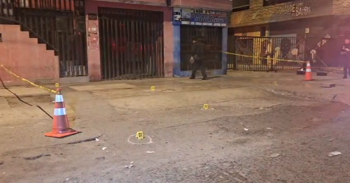 Presuntos extorsionadores desatan balacera en agencia de encomiendas y dejan una persona herida