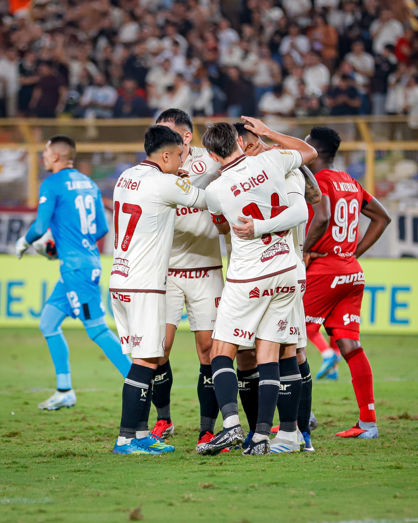 Universitario se reencontró con el triunfo ante Sport Huancayo 2-1 en la despedida de Martín Pérez-Guedes