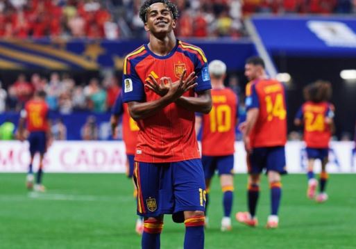 España aseguró pase goleando a Arabia
