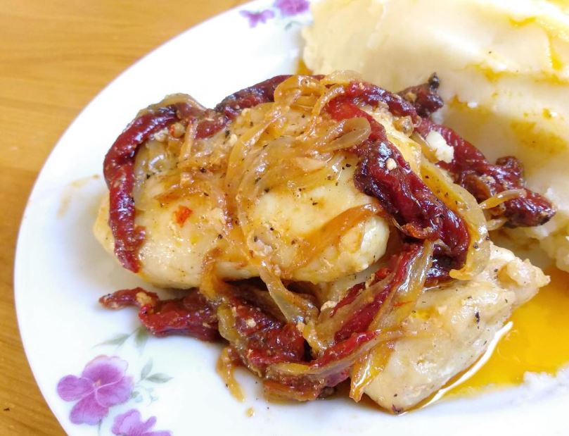 Filete de merluza con cebolla y pimientos