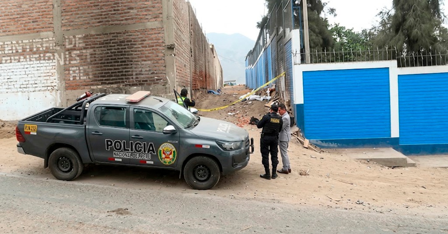 Hallan cadáver calcinado con impactos de bala en descampado de Comas: PNP investiga caso