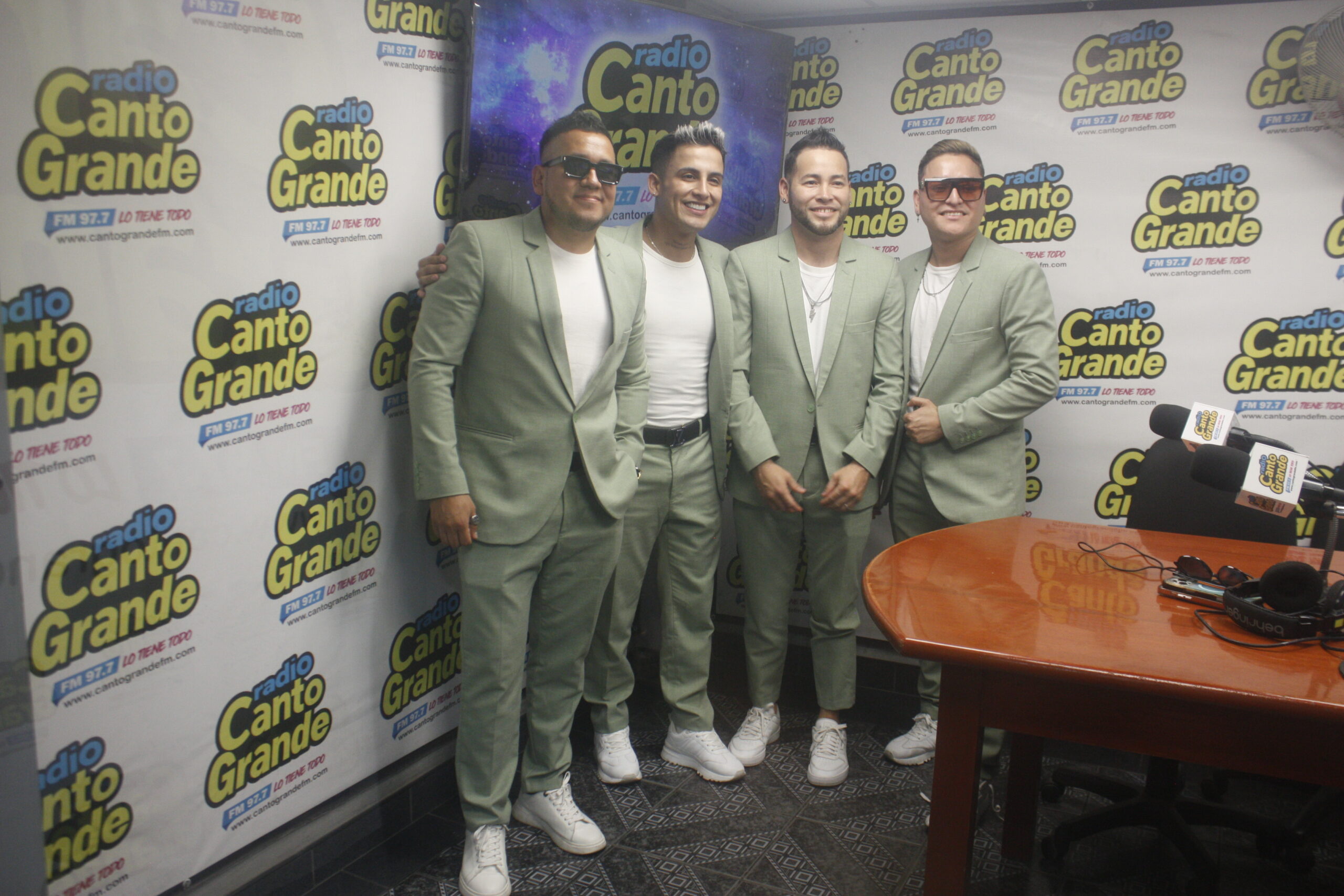 Emer &amp; Son Orquesta en cabina de Radio Canto Grande cantaron a capela el Mix Andino 1 que raya en preferencias (VIDEO)