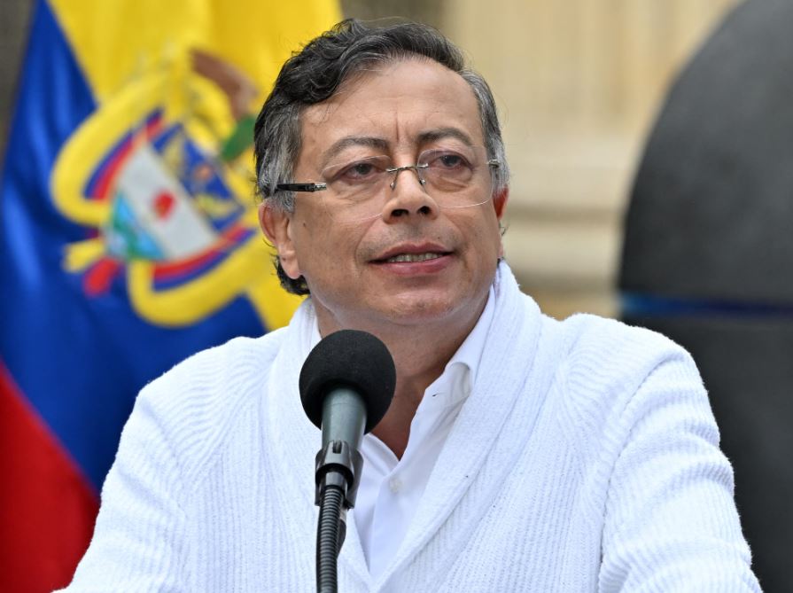 Petro suspendido como presidente