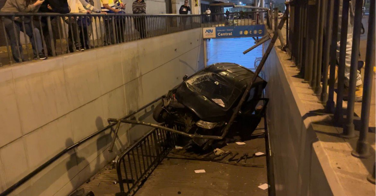 Cercado de Lima: Taxista se salva de milagro tras caer con su auto en acceso peatonal de la Estación Central