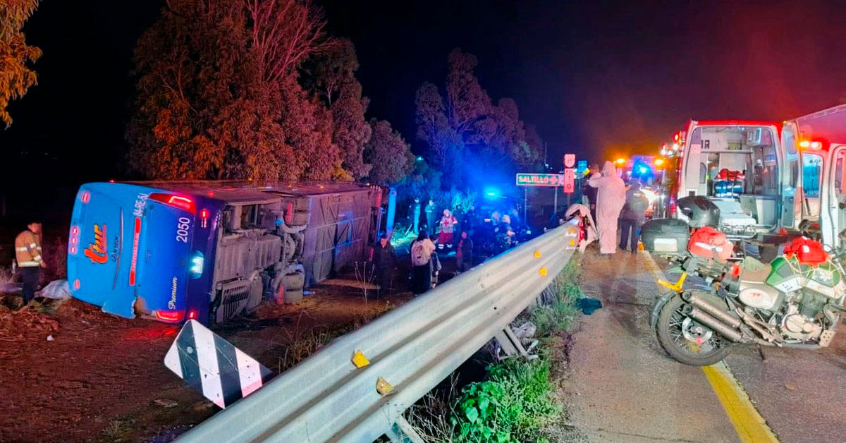 Volcadura de autobús deja al menos dos muertos y más de 20 heridos: Investigan causas del accidente