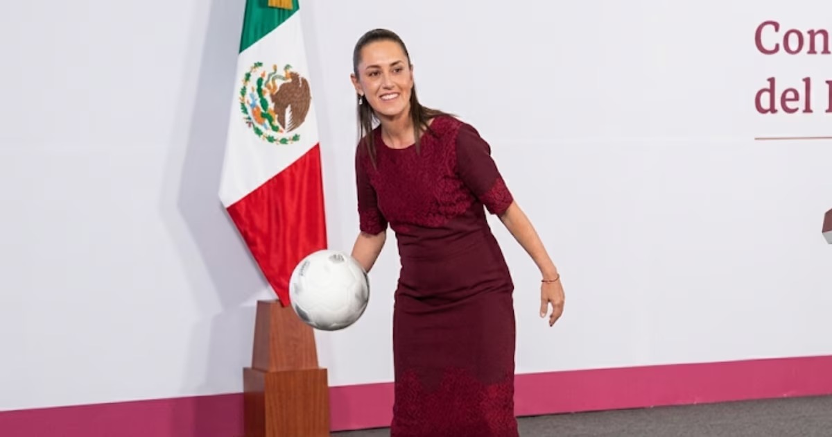 Claudia Sheinbaum: Periodista sufrió una caída al intentar atrapar una pelota lanzada por la presidenta
