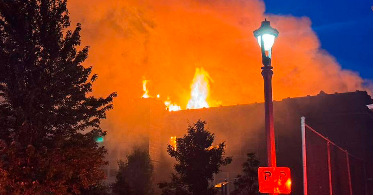 Incendio de cinco alarmas arrasó una escuela primaria: Esto se sabe de la emergencia