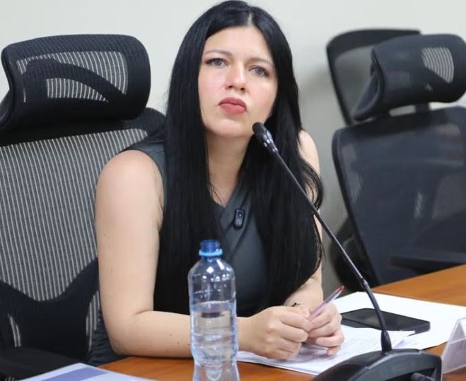 La acusan de exigir cuotas a trabajadores