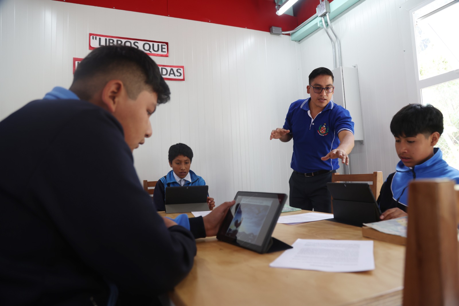 Ministra de Educación supervisa primera escuela modular construida por su sector