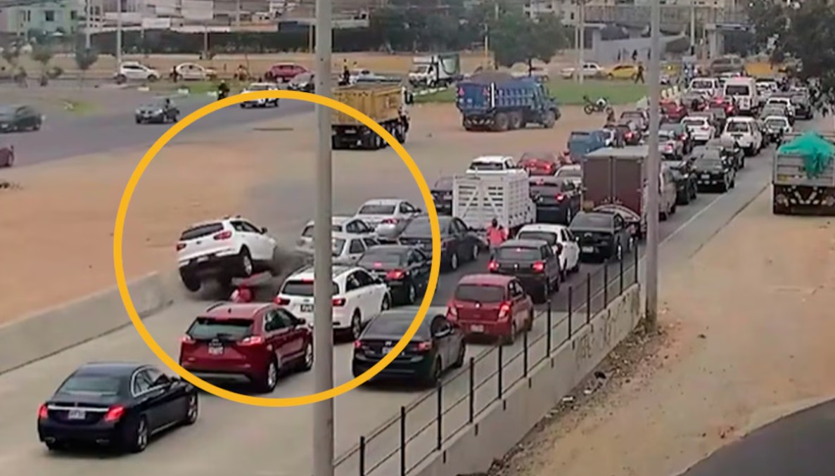 Mujer se distrajo y embistió 5 vehículos [VIDEO]