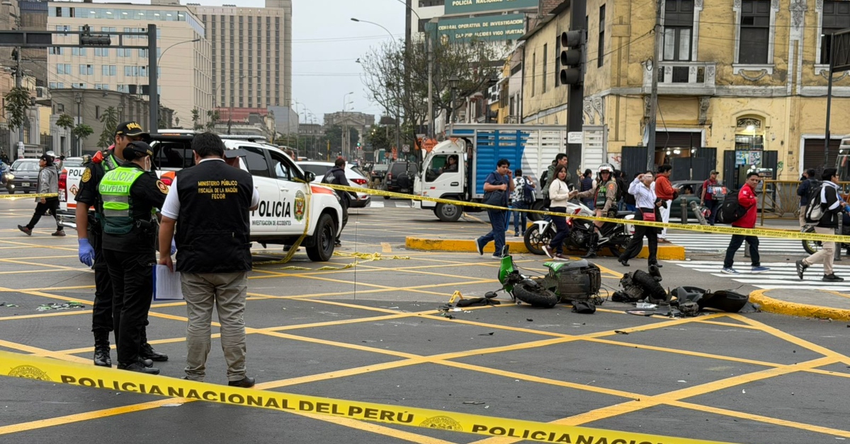Fatal accidente en Av. Alfonso Ugarte: Motociclista pierde la vida tras impactar contra una camioneta