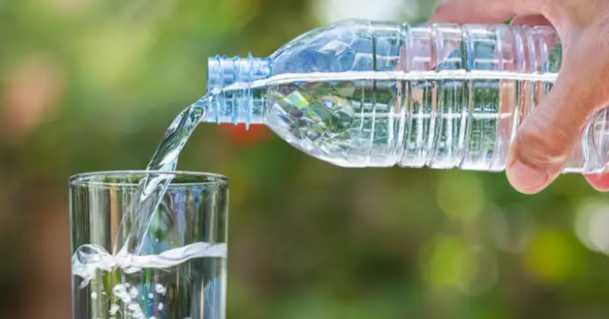 ¿Consumes agua de mesa? Investigación alerta los posibles riesgos para la salud consumir esta bebida en una región del país