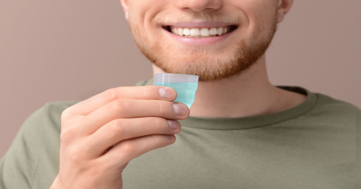 ¿Usas enjuague bucal? Aprende a elegirlo y utilizarlo correctamente