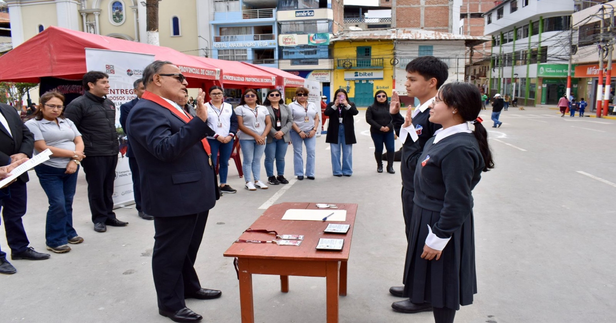 Presidente de la Corte de Cajamarca juramentó a jueces de paz de escolares en la plaza de armas de Chota