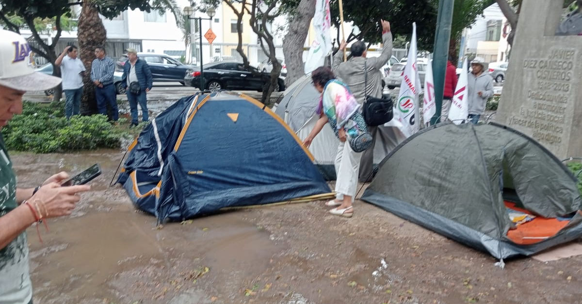 Municipio de Jesús María se disculpa con manifestantes de JP tras rociarles agua en el frontis del JNE
