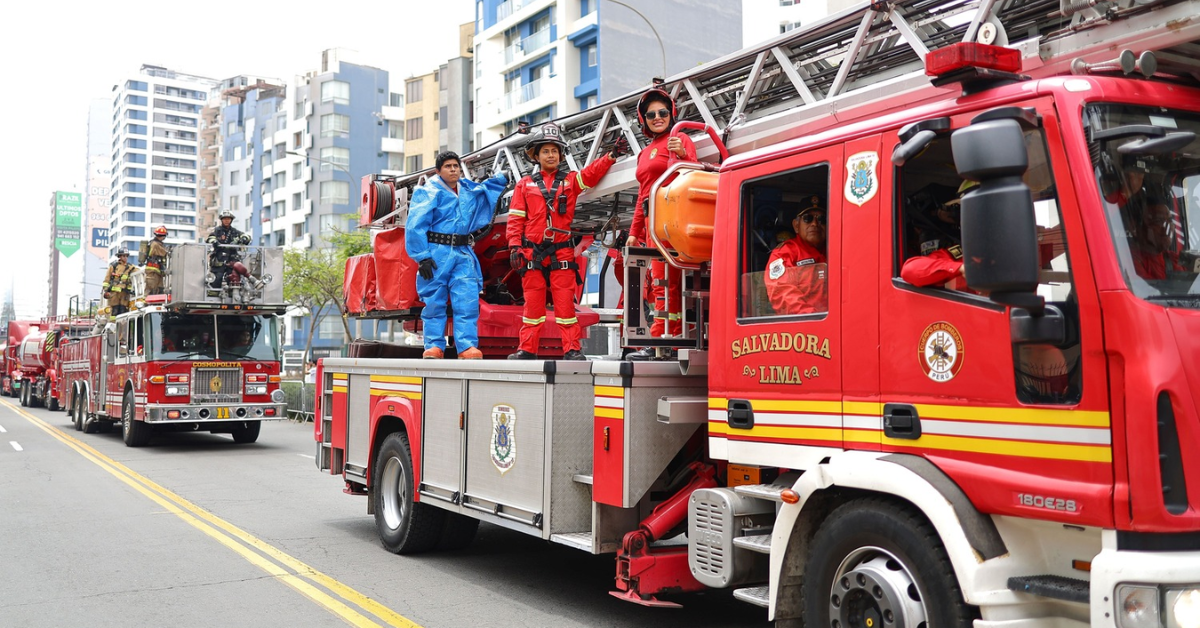 Padres a disposición de la población: Bomberos cuentan cómo sirven a la población incluso en días festivos