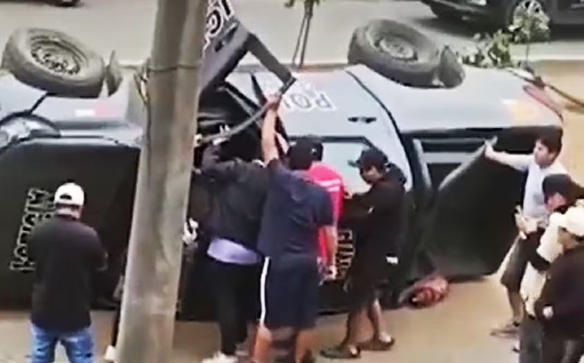 Patrullero se vuelca con policías en SJM