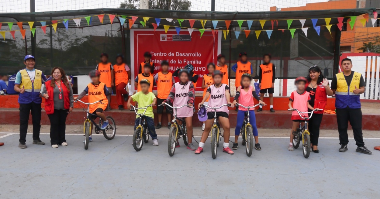 Inabif promueve que niñas, niños y adolescentes de los CEDIF vivan su primer encuentro con la bicicleta y aprendan a manejar de manera segura