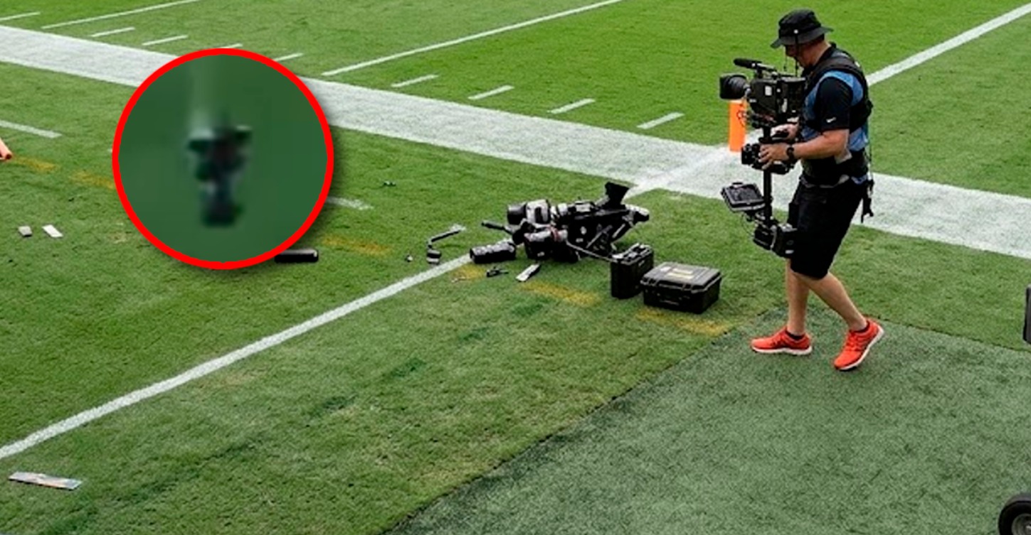 Peligro en la cancha: Cámara de televisión cae peligrosamente cerca de futbolistas