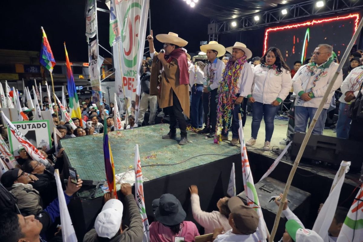 Con sus padres en el escenario, Roberto Sánchez reivindica el esfuerzo de las familias humildes del Perú