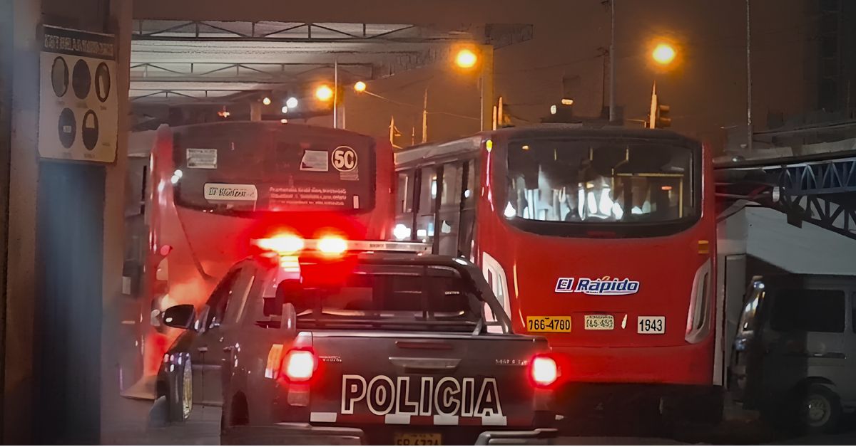 Bus de "El Rápido" es atacado con pasajeros a bordo en Carabayllo: dispararon hasta siete veces y dejaron nota extorsiva