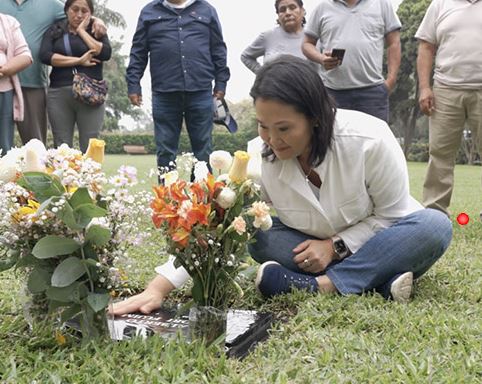 Keiko visitó tumba de Alberto Fujimori