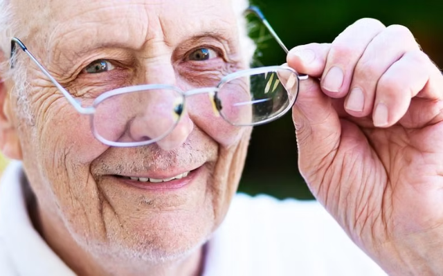 Qué enfermedades atacan más a los ojos de un adulto mayor