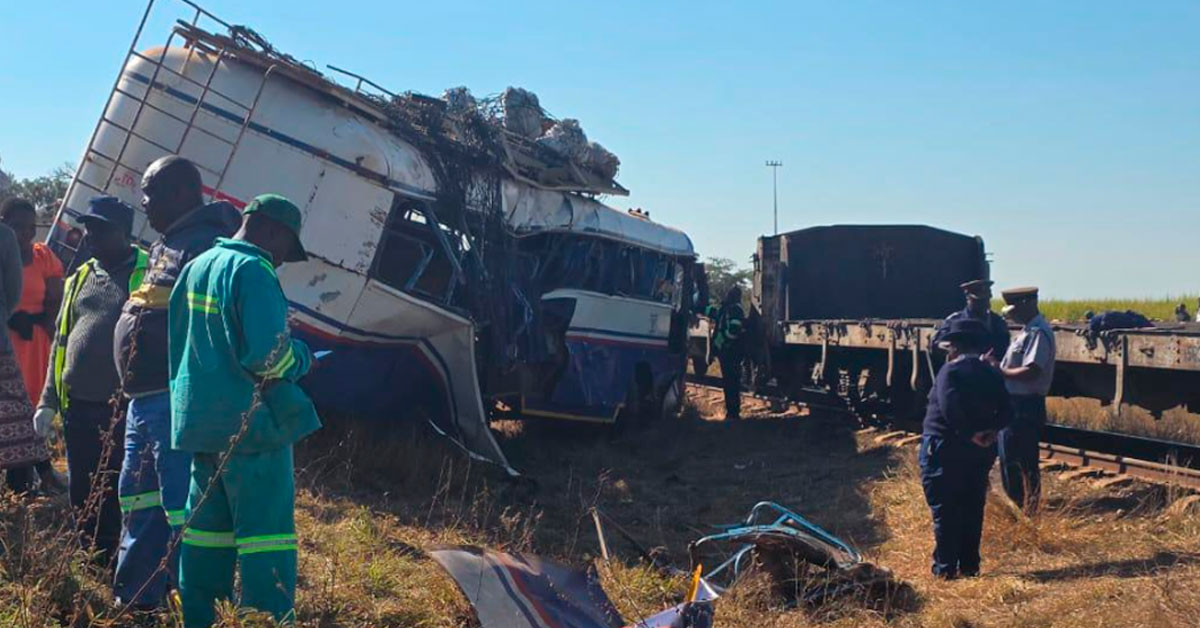 Trágico choque de tren y autobús: Reportan al menos 9 muertos y más de 20 heridos