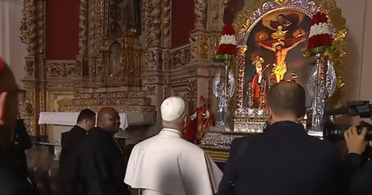 Papa León XIV bendice imagen del Señor de los Milagros durante visita a Barcelona