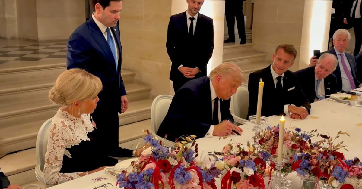 Donald Trump firma el acuerdo de entendimiento con Irán en el Palacio de Versalles