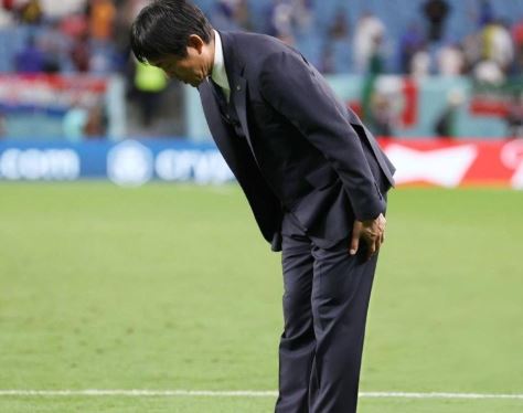 DT de Japón se retiró con honor del estadio