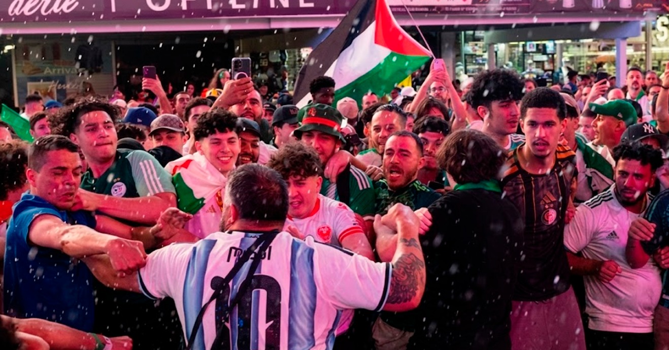 Mundial 2026 : Hinchas de Argentina y Argelia protagonizan violentos disturbios frente al Times Square