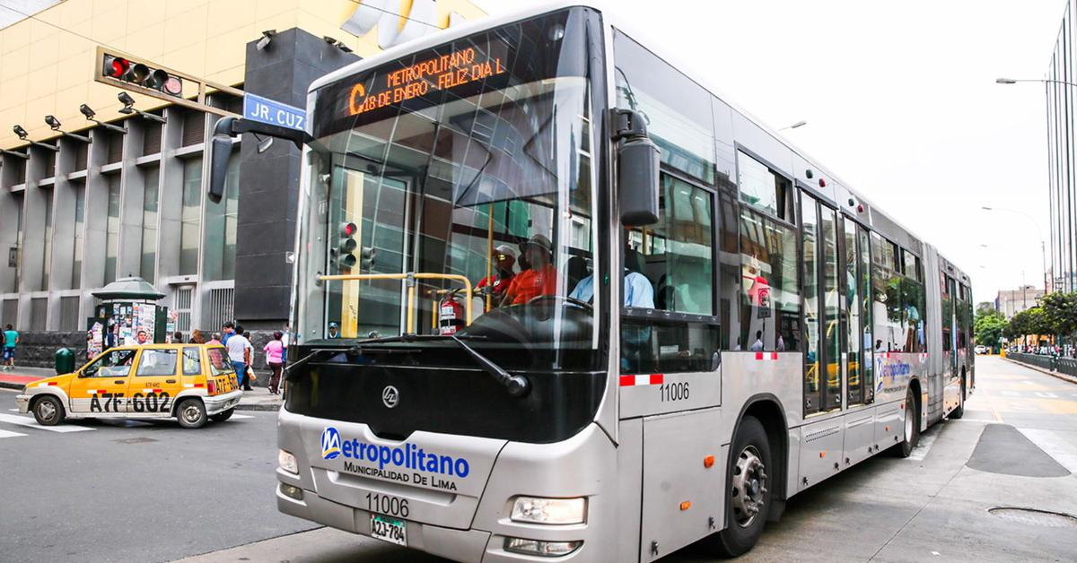 Bus del Metropolitano emana humo y genera alarma entre pasajeros, esto dijo la ATU sobre la situación