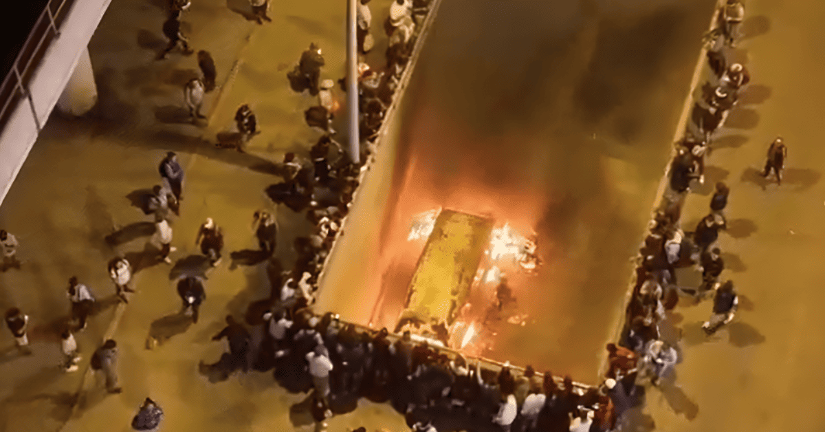 Combi de 'Los Rojitos' se incendió en San Juan de Miraflores a altura del bypass Ciudad de Dios
