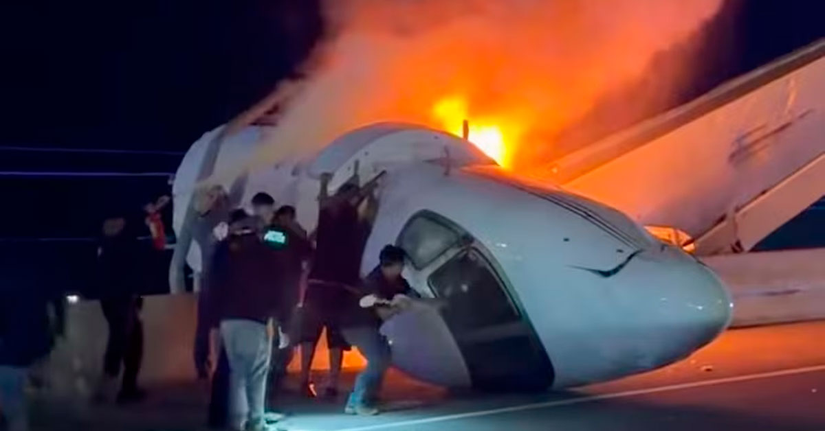 Avión privado se estrella e incendia en plena autopista: Reportan al menos un muerto y varios heridos