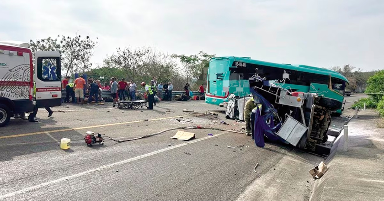 Tragedia tras volcadura: Reportan seis muertos y tres heridos graves tras fatal choque múltiple