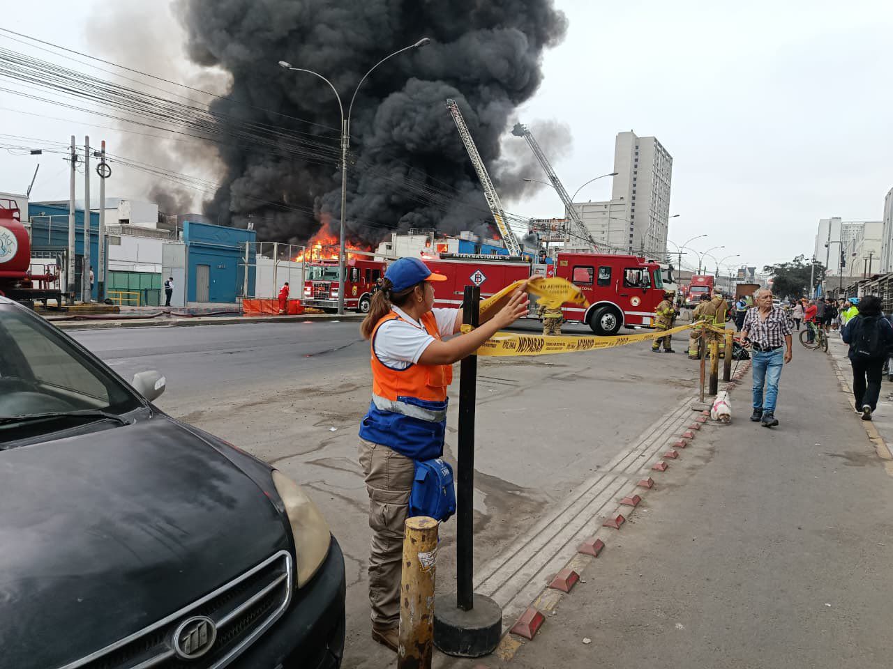 Voraz incendio consume fábrica y almacén de PVC