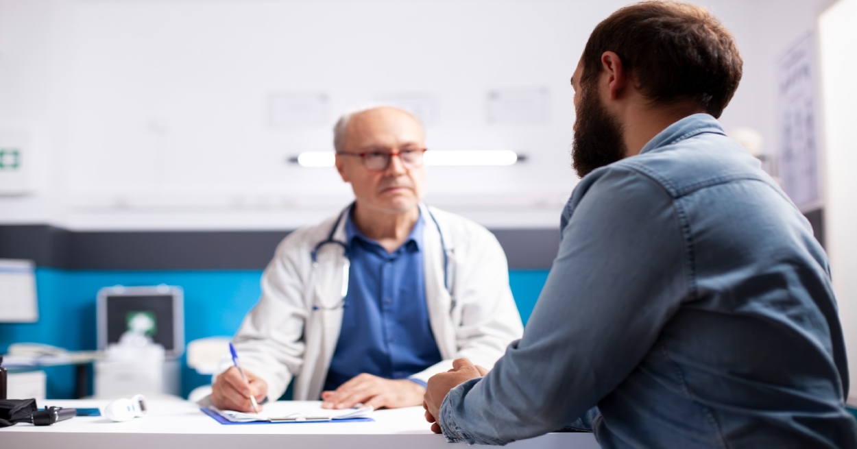 Los chequeos que todo hombre debería realizarse según su edad para detectar enfermedades silenciosas a tiempo