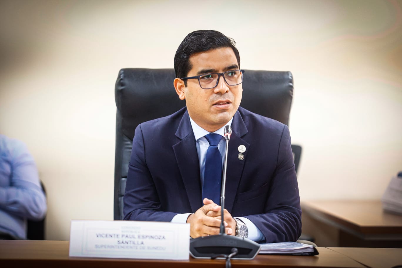 Sunedu advierte injerencia política y reafirma que el licenciamiento garantiza la calidad universitaria.