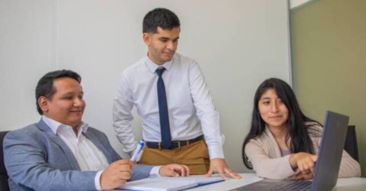 Becarios formados con recursos públicos deberán contribuir al desarrollo del país desde sus especialidades