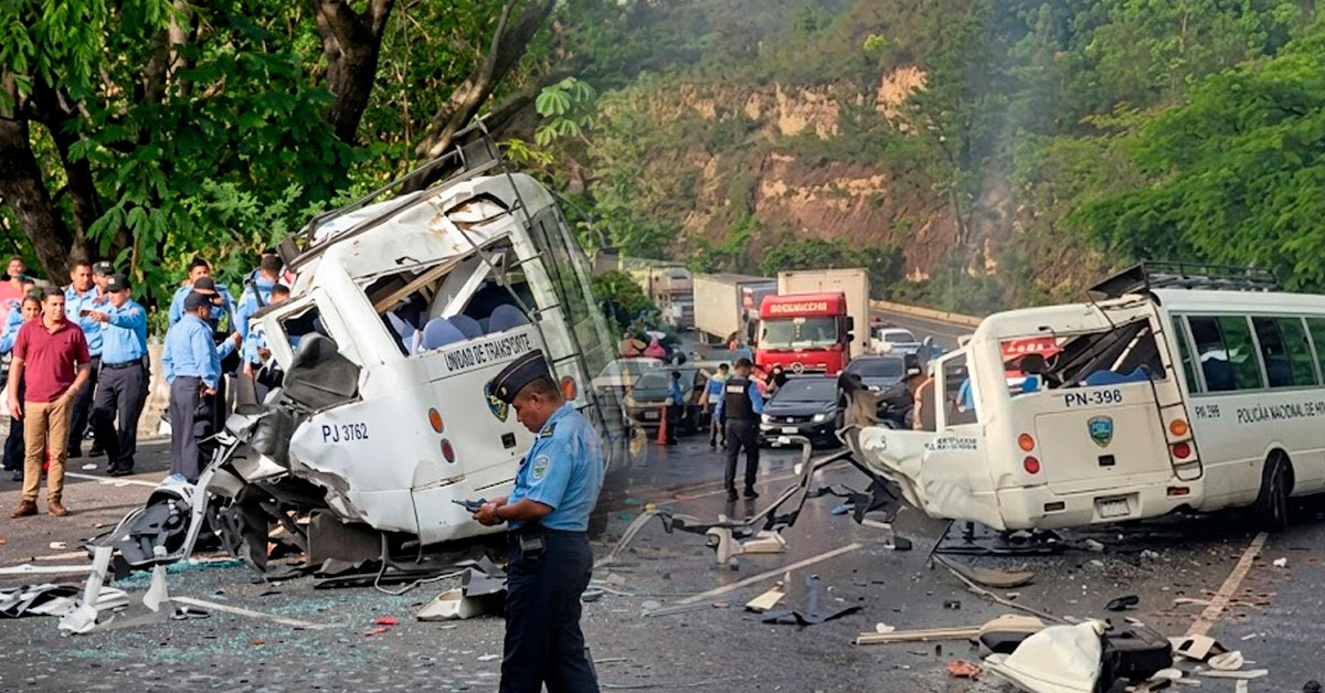Tragedia tras choque de autobús y grúa: Reportan al menos 7 policías muertos y varios heridos