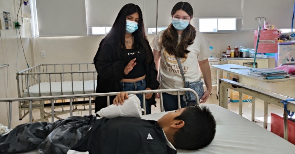 Solidaridad que inspira: dos escolares de 16 años elaboran pulseras para ayudar a los niños hospitalizados del INSN Breña