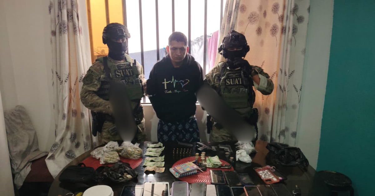 SJL: Policía captura a dos presuntos extorsionadores y traficantes de droga con armas, dinamita y celulares