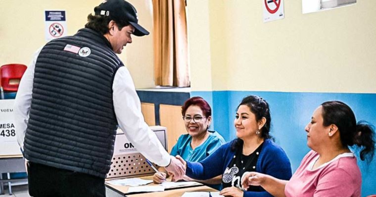 Embajador de EE.UU asistió a local de votación para supervisar el proceso electoral