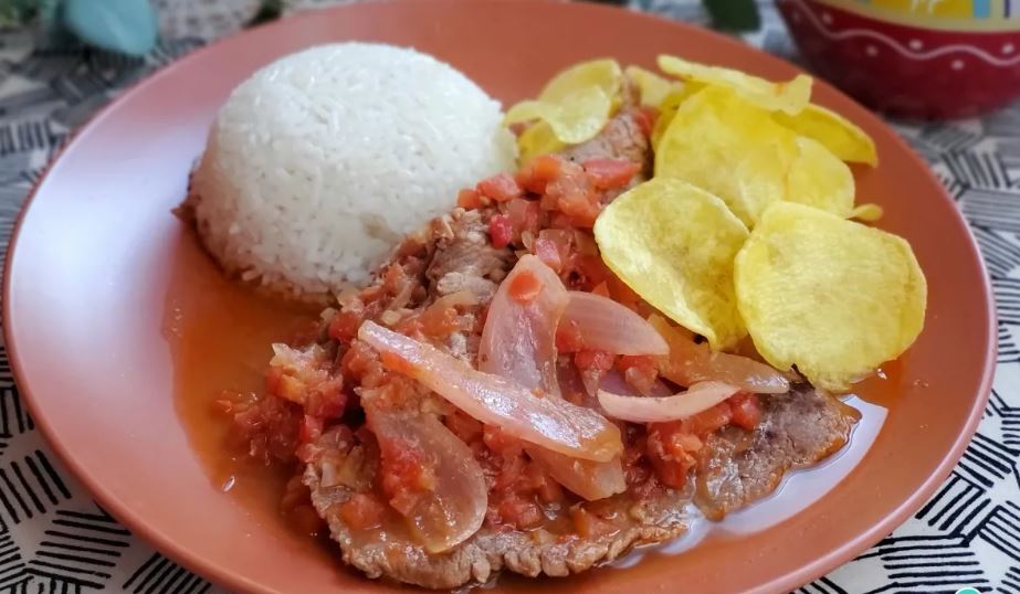 Jugoso bistec a la olla o encebollado