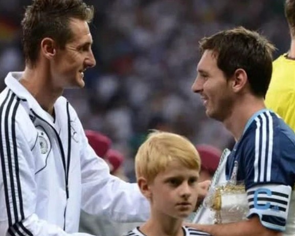 Klose felicitó a Messi por romper su récord