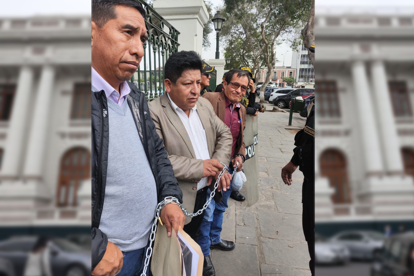 Alcaldes del Cusco protestan encadenados en Lima por presupuesto para obras de Salud