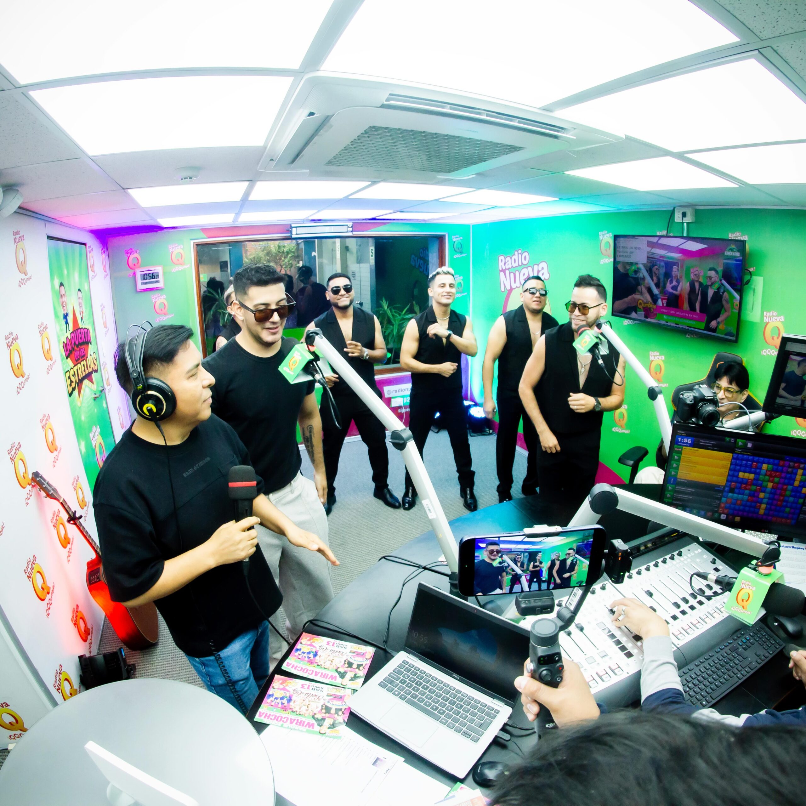 Emer &amp; Son Orquesta celebran éxito de tema ‘Mix Desamor’ en Radio La Nueva Q (VIDEO)